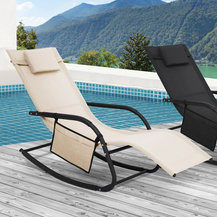 Beige Schaukelliege mit gepolstertem Kopfkissen und seitlicher Tasche steht an einem Pool