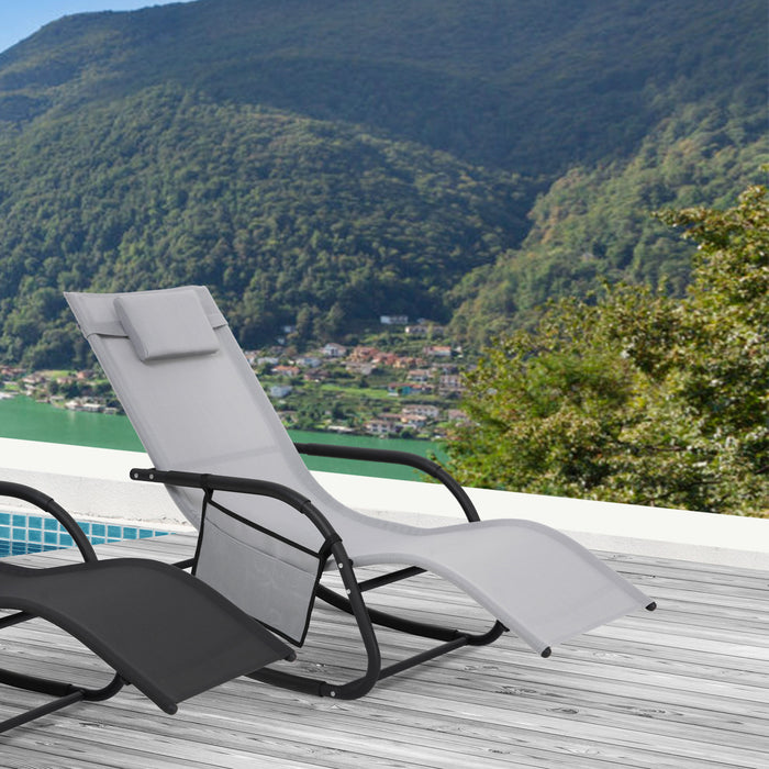 Hellgraue Schaukelliege mit gepolstertem Kopfkissen und seitlicher Tasche steht an einem Pool