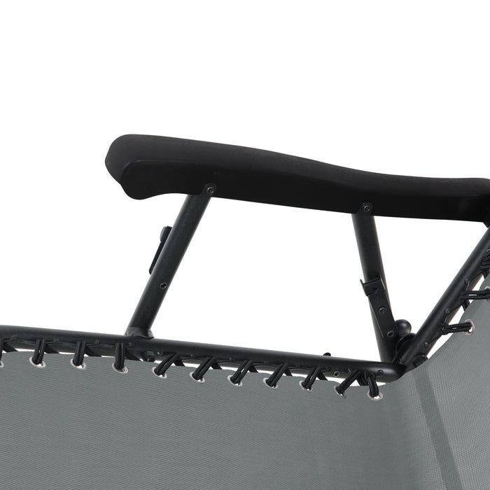 Nahansicht der Armlehne des grauen Schaukelstuhls