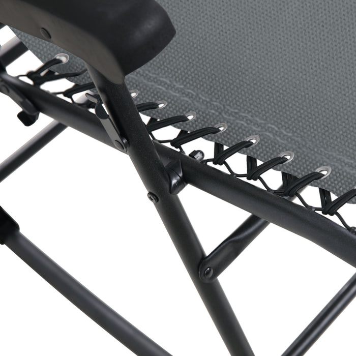 Nahaufnahme eines schwarzen Metallrahmens mit elastischer Schnurverbindung an einem grauen Stoff, Teil eines Klappstuhls