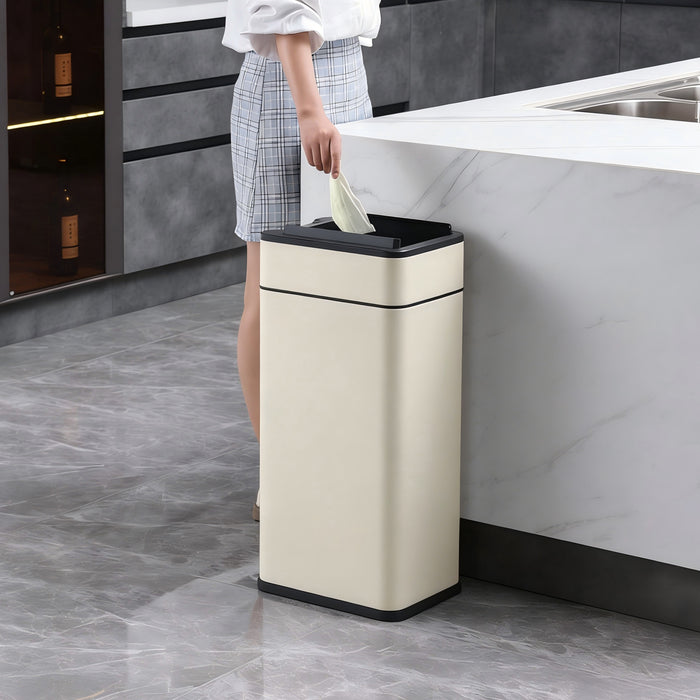 Taupfarbener Mülleimer SE40-Liter aus Stahl in moderner Küche, Hand wirft Papier hinein