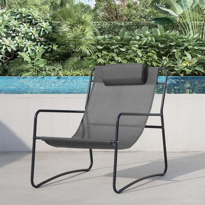 Outdoor Relaxsessel dunkelgrau mit Nackenkissen steht am Pool