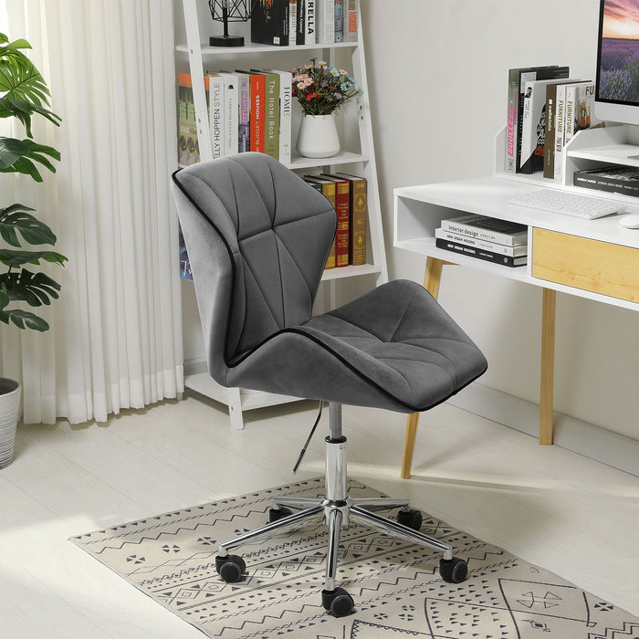 Moderner grauer Bürostuhl mit gepolstertem Sitz und Rückenlehne auf Rollen vor einem weißen Schreibtisch in einem hellen Arbeitszimmer