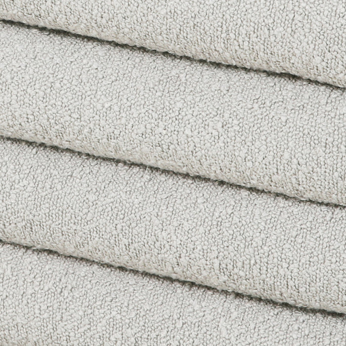 Nahaufnahme Material, weißer Bouclé-Stoff mit Faltenstruktur und weicher Oberfläche