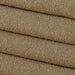Nahaufnahme Material, hellbrauner Bouclé-Stoff mit Faltenstruktur und weicher Oberfläche