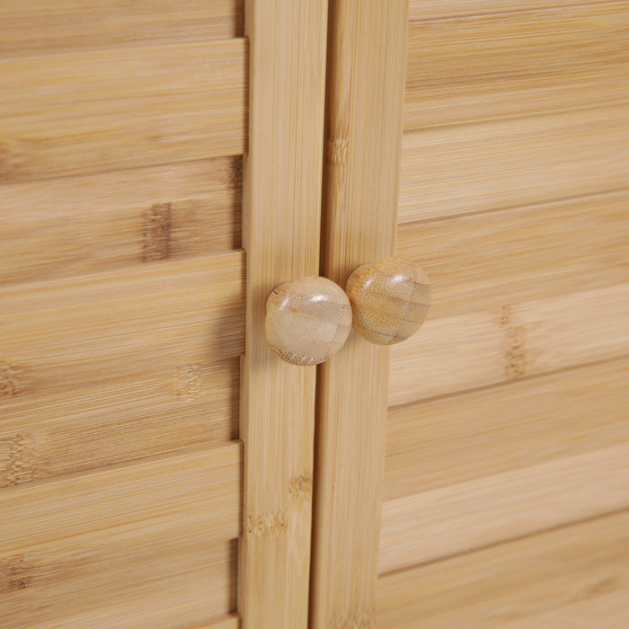 Nahaufnahme der Holzknöpfe an den Türen