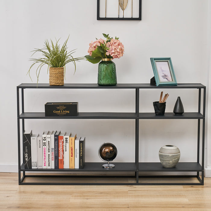 Schwarzes Metallregal mit drei Ebenen, dekoriert mit Pflanzen, Büchern, Vase, Bilderrahmen und Dekokugel