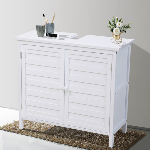 Weißer Badezimmerschrank mit zwei Türen, Zahnbürsten und Bechern oben, dekorative Vase mit Blumen