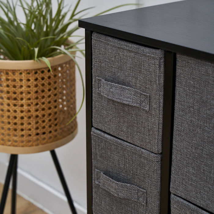 Nahaufnahme schwarzes Metallregal mit grauen Stoffschubladen
