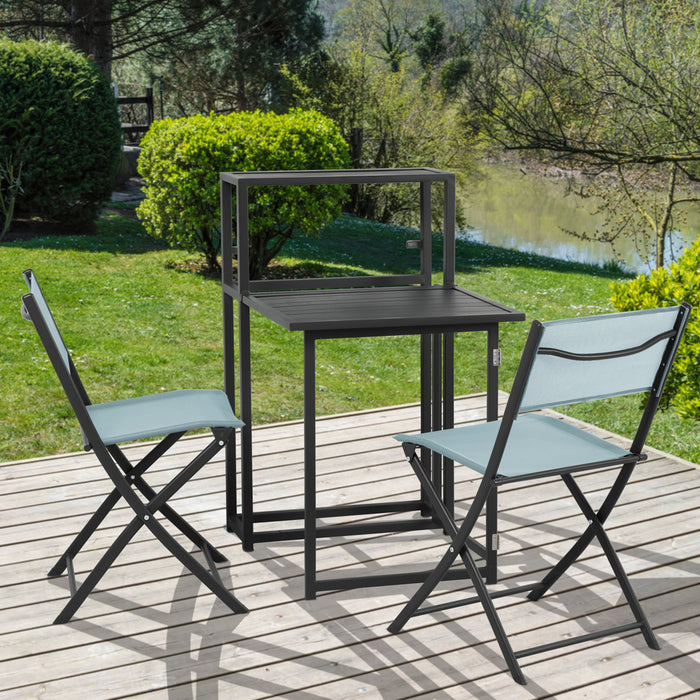 Kleiner quadratischer Gartentisch mit schwarzem Metallrahmen und zwei grauen Klappstühlen auf Holzterrasse neben Fluss