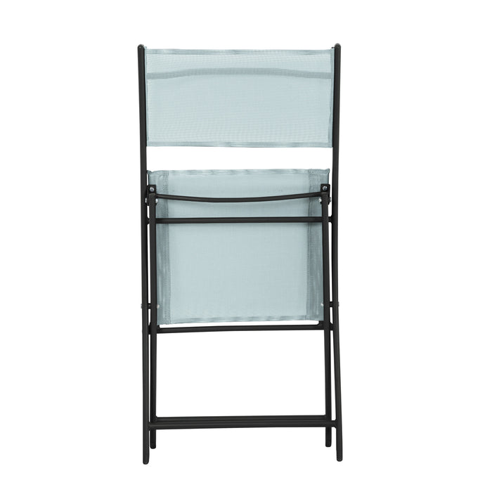 Zusammengeklappter, grau/blauer Klappstuhl mit Metallrahmen und Stoffbespannung