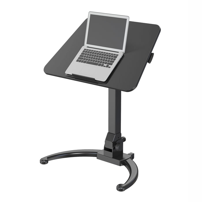 Schwarzer höhenverstellbarer Laptop-Tisch mit geneigter Arbeitsfläche und offenem Laptop