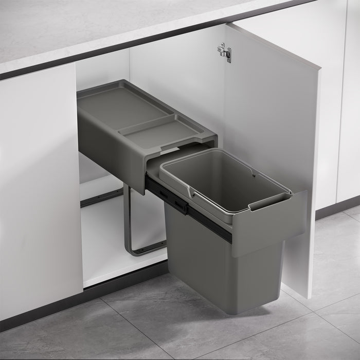 Grauer Einbaumülleimer mit schwarzem Metallgestell und Auszugsschiene in weißem Küchenschrank