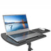 Höhenverstellbarer Laptop-Tisch mit grauem Laptop und weißer Maus auf separater Ablage