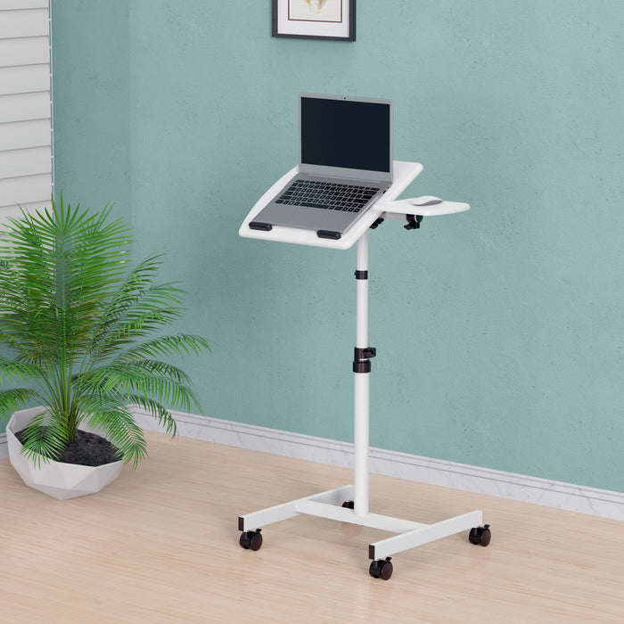 Mobiler weißer Laptop-Tisch mit verstellbarer Höhe und Rollen, darauf steht ein Laptop in einem hellen Zimmer mit Pflanze