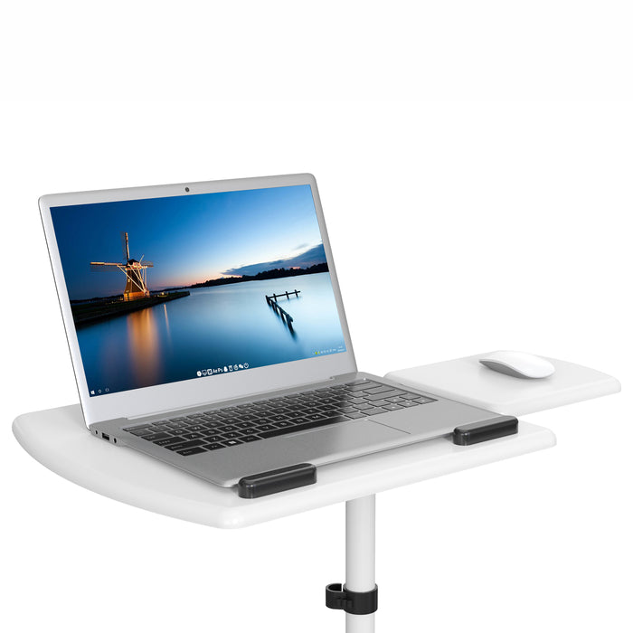 Höhenverstellbarer Laptop-Tisch in weiß mit grauem Laptop und weißer Maus auf separater Ablage