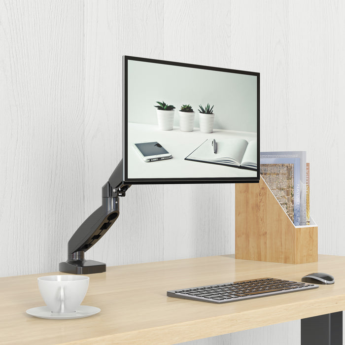 Schwenkbarer Monitorarm mit Bildschirm über einem Schreibtisch mit Tastatur, Maus, Tasse und Holz-Organizer