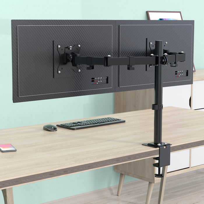 Schwarze doppelte Monitorhalterung aus Metall an einem hellen Holzschreibtisch mit Tastatur und Maus
