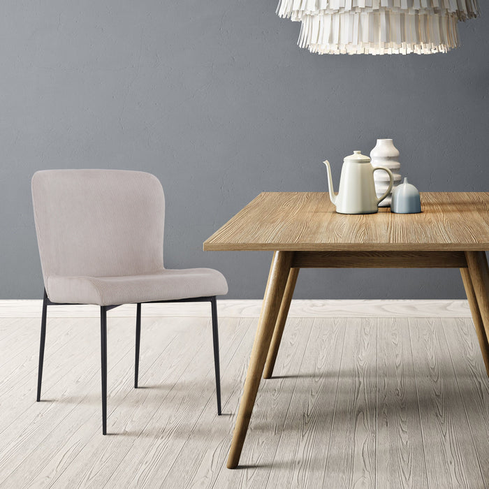 Beiger SVITA Freddie Esszimmerstuhl mit modernem Design neben einem Holztisch mit Teekanne und Vasen vor grauer Wand