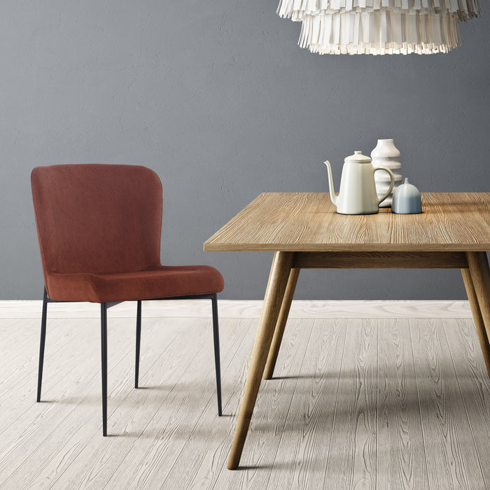 Brauner SVITA Freddie Esszimmerstuhl mit modernem Design neben einem Holztisch mit Teekanne und Vasen vor grauer Wand