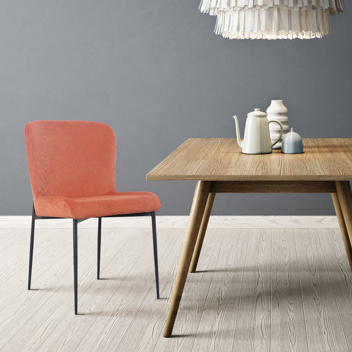 Rostroter SVITA Freddie Esszimmerstuhl mit modernem Design neben einem Holztisch mit Teekanne und Vasen vor grauer Wand