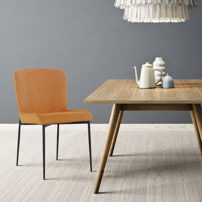Senfgelber SVITA Freddie Esszimmerstuhl mit modernem Design neben einem Holztisch mit Teekanne und Vasen vor grauer Wand
