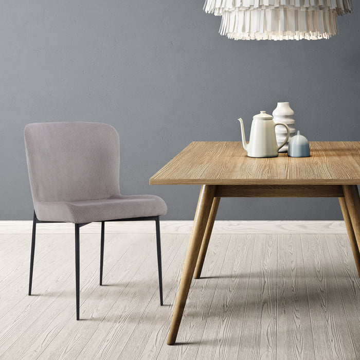 Hellgrauer SVITA Freddie Esszimmerstuhl mit modernem Design neben einem Holztisch mit Teekanne und Vasen vor grauer Wand