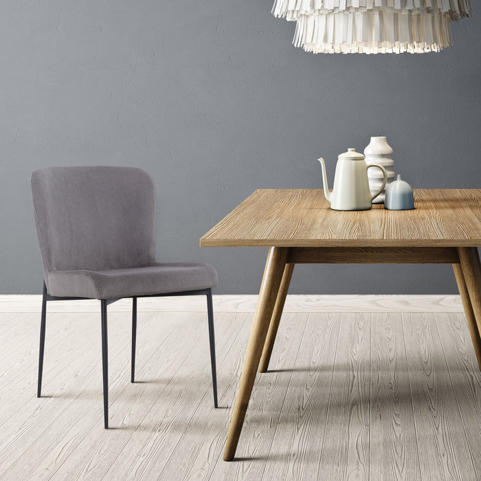 Grauer SVITA Freddie Esszimmerstuhl mit modernem Design neben einem Holztisch mit Teekanne und Vasen vor grauer Wand