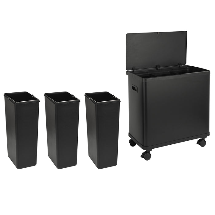 Schwarzer Mülleimer mit offenem Deckel auf Rollen und drei schwarzen, rechteckigen Inneneimern daneben.