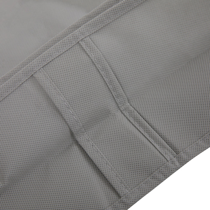 Nahaufnahme einer grauen Stofftasche mit sichtbaren Nähten und feiner Textur