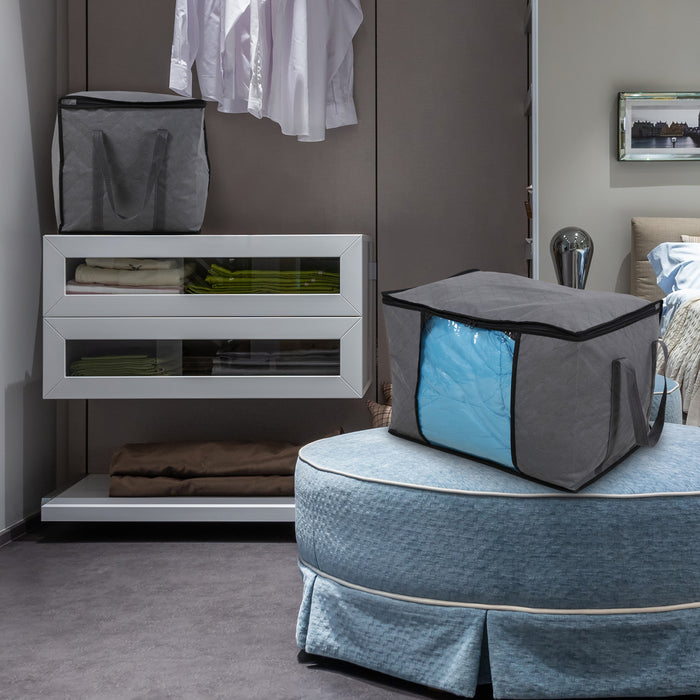 Zwei graue Aufbewahrungsboxen, eine auf einem weißen Regal mit gefalteter Kleidung, die andere auf einem blauen runden Hocker in einem Schlafzimmer