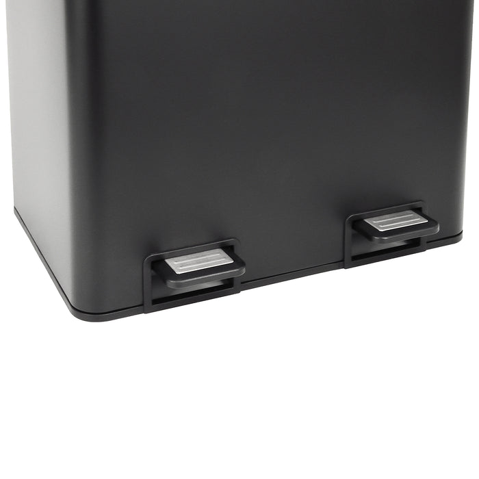 Unterer Bereich eines schwarzen Mülleimers mit zwei rechteckigen Fußpedalen und schwarzem Sockel.