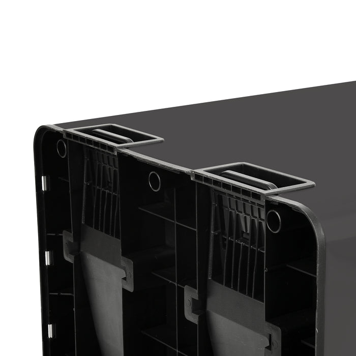 Nahaufnahme der Unterseite eines schwarzen Doppel-Mülleimers mit einklappbaren Fußpedalen in eingeklappter Position.