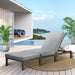 Graue Polyrattan Gartenliege mit grauer Polsterauflage auf einer sonnigen Terrasse mit Pool