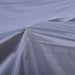 Nahaufnahme der grauen, glatten Stoffoberfläche der Abdeckhaube mit sichtbarer Naht und Falten