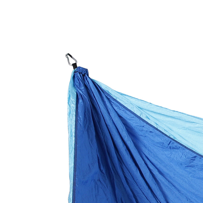 Aufhängung der blauen Hängematte mit Karabinerhaken