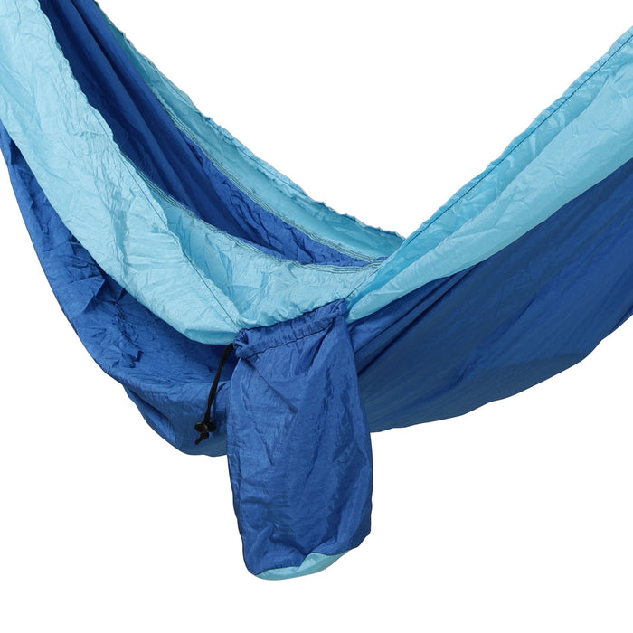 Nahaufnahme der blauen Seitentasche mit Kordel und Stopper zum Verschließen