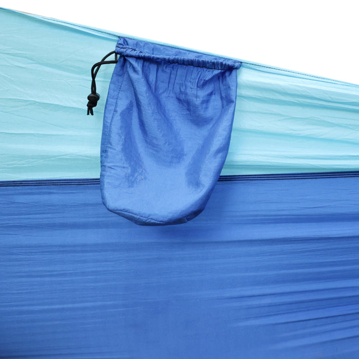 Innentasche mit Kordel und Stopper in der blauen Hängematte