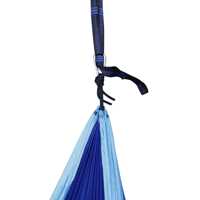 Blau-schwarze Hängematte aus Stoff, aufgehängt mit schwarzem und blauem Gurtband und Metallkarabiner