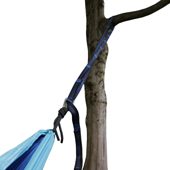 Blauer Hängemattengurt mit Karabiner, befestigt an einem Baumstamm