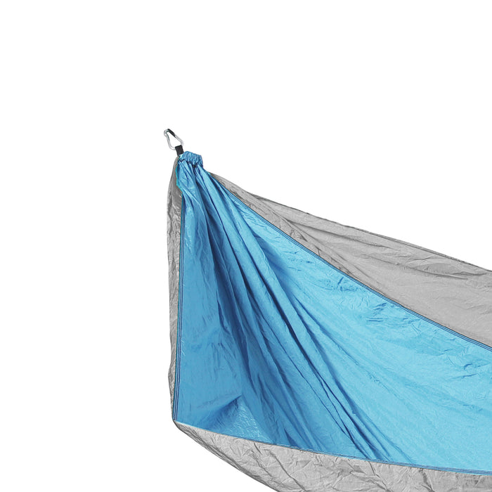Blaue Hängematte mit Karabiner zum Aufhängen
