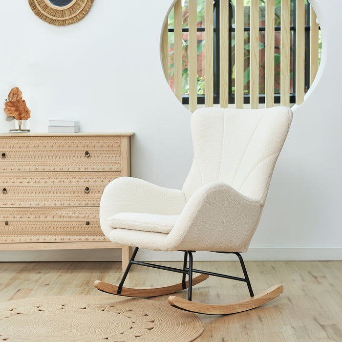 Weißer Schaukelsessel mit Teddybouclé-Bezug und Holzschaukelkufen in modernem Wohnzimmer mit Holzkommode und rundem Teppich