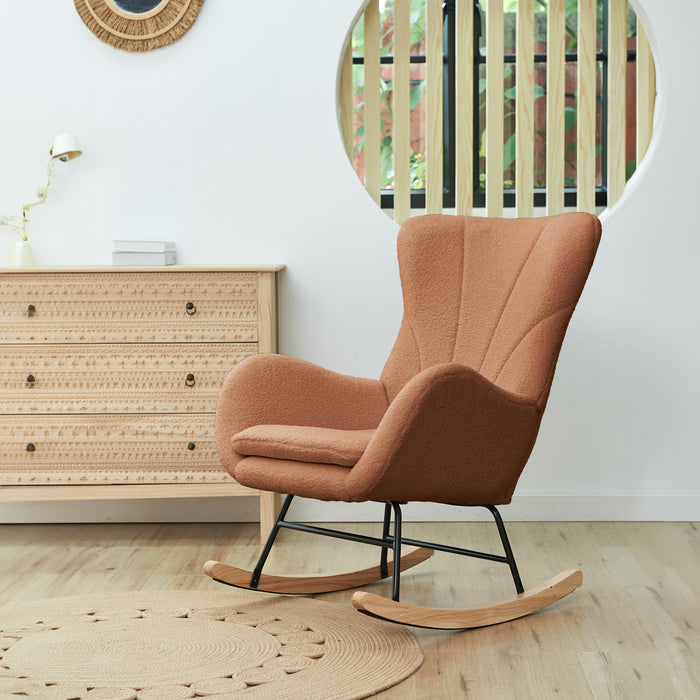 Brauner Schaukelsessel mit Teddybouclé-Bezug und Holzschaukelkufen in modernem Wohnzimmer mit Holzkommode und rundem Teppich