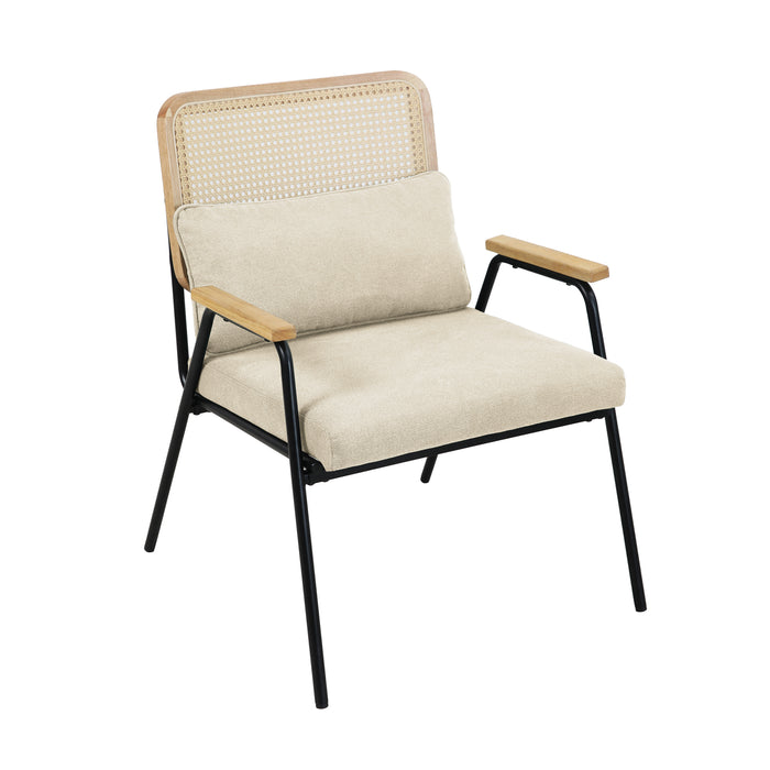 Cremefarbener Loungestuhl mit Polyleinenbezug, Rattan-Rückenlehne und schwarzem Metallgestell mit Armlehnen aus Holz