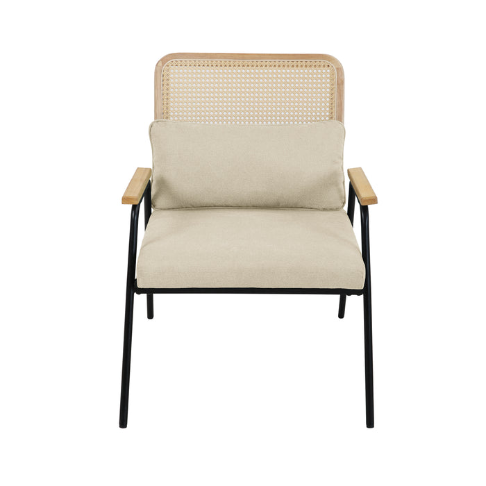 Frontalansicht cremefarbener Loungestuhl mit Polyleinenbezug, Rattan-Rückenlehne und schwarzem Metallgestell mit Armlehnen aus Holz