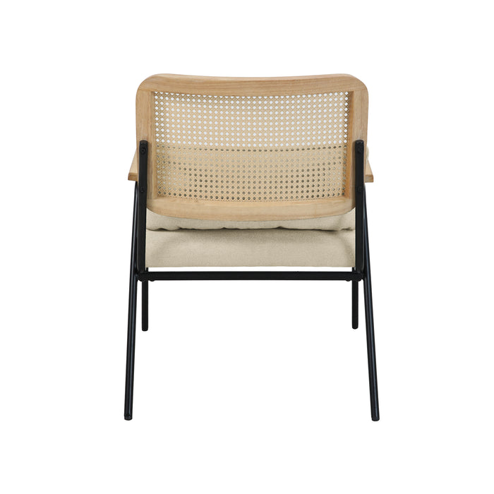 Rückansicht cremefarbener Loungestuhl mit Polyleinenbezug, Rattan-Rückenlehne und schwarzem Metallgestell mit Armlehnen aus Holz