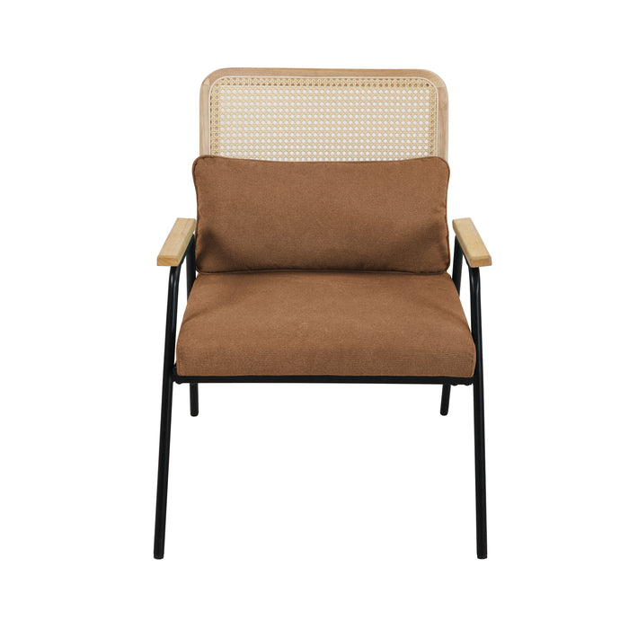 Fronatalansicht brauner Loungestuhl mit Polyleinenbezug, Rattan-Rückenlehne und schwarzem Metallgestell mit Armlehnen aus Holz