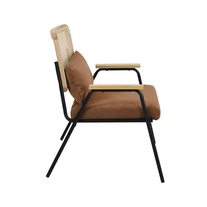 Seitenansicht brauner Loungestuhl mit Polyleinenbezug, Rattan-Rückenlehne und schwarzem Metallgestell mit Armlehnen aus Holz