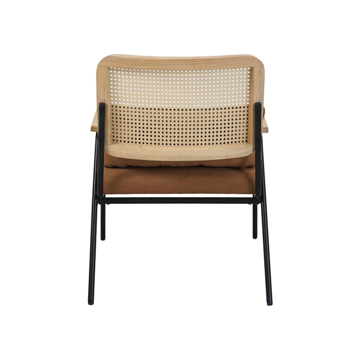 Rückansicht brauner Loungestuhl mit Polyleinenbezug, Rattan-Rückenlehne und schwarzem Metallgestell mit Armlehnen aus Holz