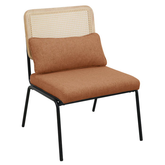 Brauner Loungesessel ohne Armlehne mit schwarzem Metallgestell, gepolsterter Sitzfläche, Rückenkissen und geflochtener Rückenlehne aus hellem Holz